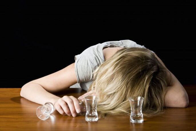 La donna beve alcolici come smettere