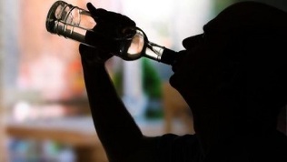 i primi segni e sintomi di alcolismo