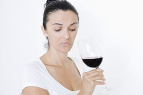La donna beve vino come smettere
