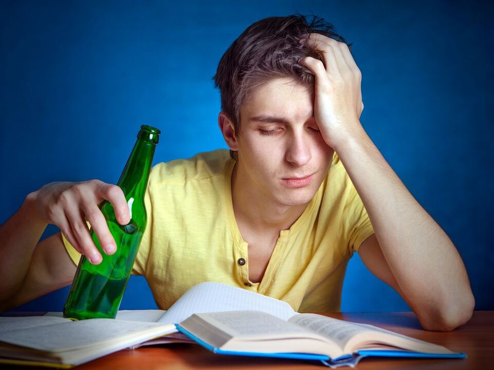 studente stanco con la birra, come smettere di bere