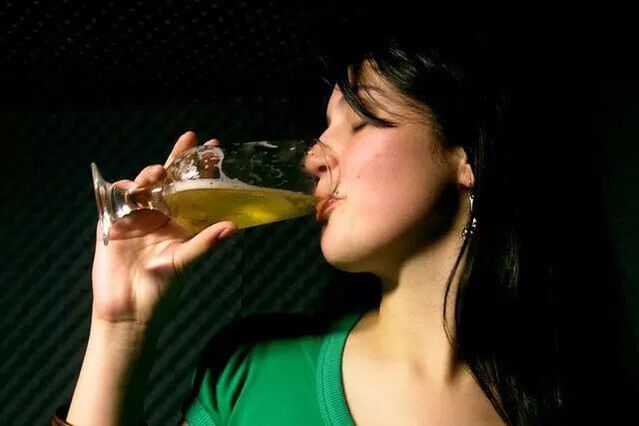 alcolismo femminile legato alla birra
