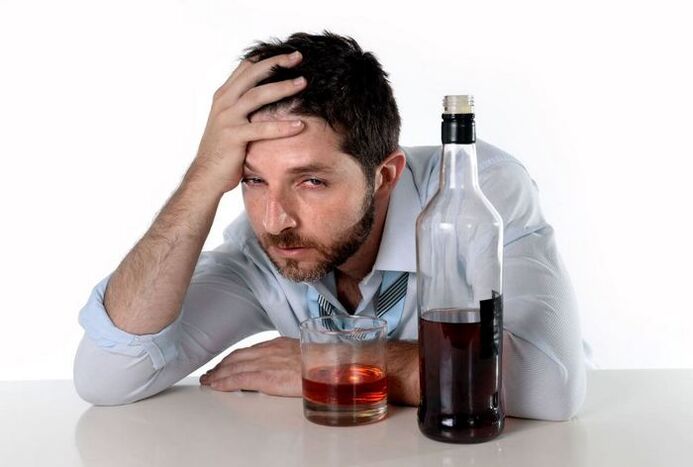 L'uomo che soffre di alcolismo e come bere smette di bere
