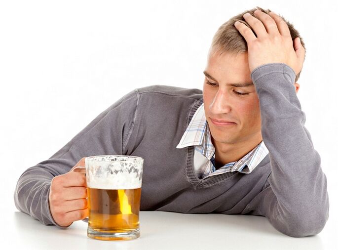Un uomo beve birra mentre ti fermi