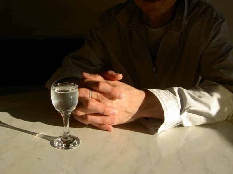 Se bevi anche piccole dosi di alcol forte ogni giorno, svilupperai una dipendenza da alcol