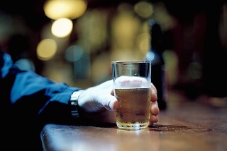 Modi per smettere di bere alcolici da soli