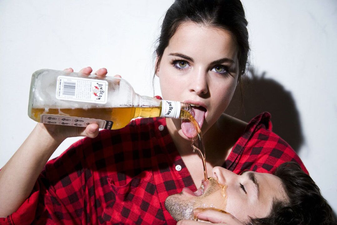 La ragazza versa alcol sull'uomo prima del rapporto sessuale