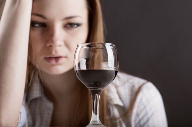 Donna che beve vino, come smettere di bere